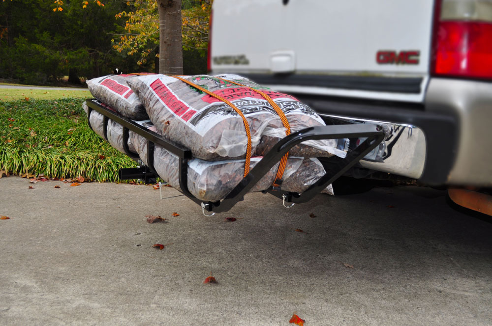 Tilting hitch cargo carrier clearance